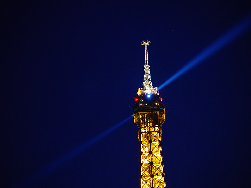 photos of eiffel tower at night